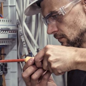 Elektriker innen skipsbygging